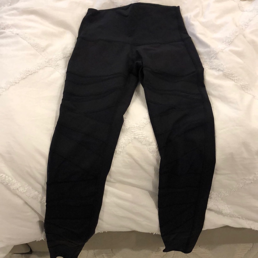 Lululemon yoga wonder under mesh detail